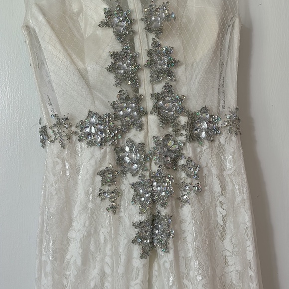 Cinderella Divinie White lace crystal embellished upper gown size 6 women’s - Picture 9 of 16